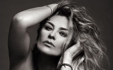 Aracely Arámbula posa semidesnuda en foto y se muestra。